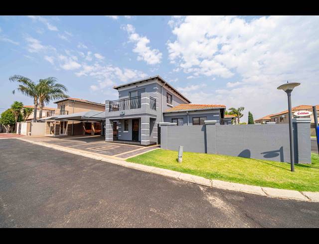 3 BEDROOM FREESTANDING FOR SALE IN SONNEVELD